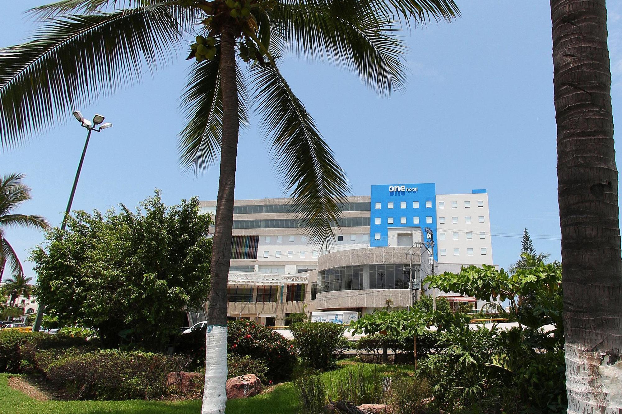 One Puerto Vallarta Aeropuerto Exterior foto